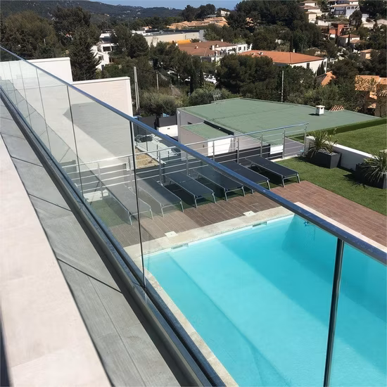 耐久性のあるアルミニウムベースのガラス手すりは、頑丈なサポートと簡単な取り付けのためのモダンなデザインを備えており、エンジニアリングプロジェクトに最適です